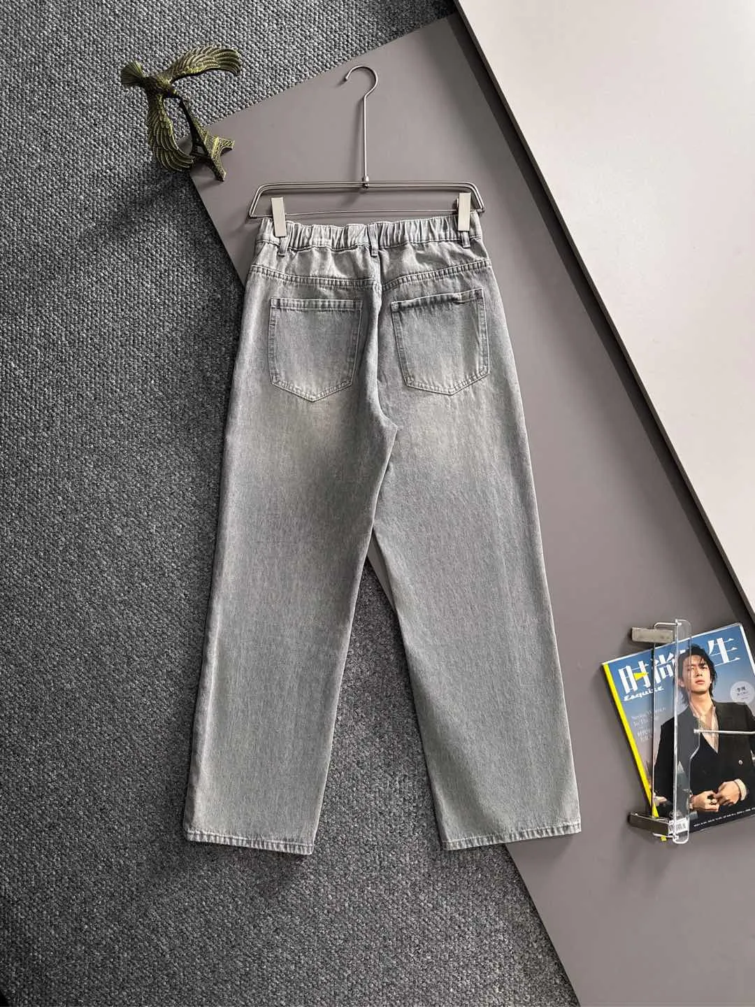 P360 Stone Island 2025 autumn and winter loose wide-leg jeans and straight trousers, the trend in the trend! Many fashion bloggers control the upper body. The water is woven from imported Japanese Denim plain cotton denim fabric. It has three standards, is soft, delicate, comfortable and breathable. The color has a modern and fashionable vicissitudes. The upper body is versatile and fashionable! Light luxury, a must-have item for daily commuting! Size: S-3XL (please state your height and weight when placing an order)